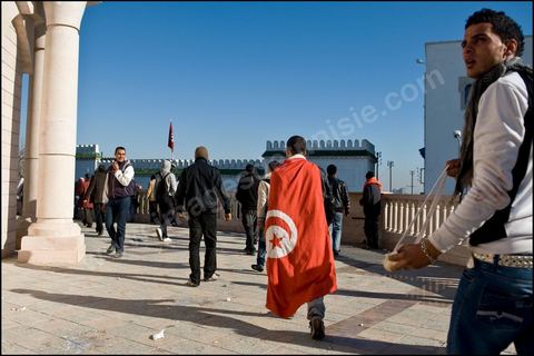 26 janvierÊsur la place de la Kasbah la Caravane de la libration maintient sa prsence et affronte pour la premire fois ce matin les forces de police gaz lacrymo et coups de matraques. L'arme laisse la police tenter d'investir la place pour semble t il dgager les manifestants.