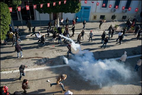 26 janvierÊsur la place de la Kasbah la Caravane de la libration maintient sa prsence et affronte pour la premire fois ce matin les forces de police gaz lacrymo et coups de matraques. L'arme laisse la police tenter d'investir la place pour semble t il dgager les manifestants.