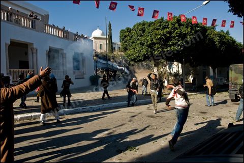26 janvierÊsur la place de la Kasbah la Caravane de la libration maintient sa prsence et affronte pour la premire fois ce matin les forces de police gaz lacrymo et coups de matraques. L'arme laisse la police tenter d'investir la place pour semble t il dgager les manifestants.