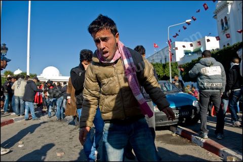 26 janvierÊsur la place de la Kasbah la Caravane de la libration maintient sa prsence et affronte pour la premire fois ce matin les forces de police gaz lacrymo et coups de matraques. L'arme laisse la police tenter d'investir la place pour semble t il dgager les manifestants.
