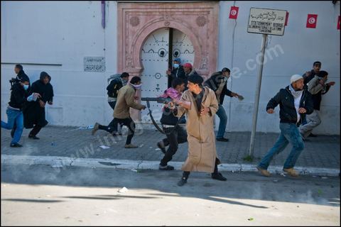 26 janvierÊsur la place de la Kasbah la Caravane de la libration maintient sa prsence et affronte pour la premire fois ce matin les forces de police gaz lacrymo et coups de matraques. L'arme laisse la police tenter d'investir la place pour semble t il dgager les manifestants.