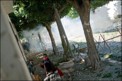 26 janvierÊsur la place de la Kasbah la Caravane de la libration maintient sa prsence et affronte pour la premire fois ce matin les forces de police gaz lacrymo et coups de matraques. L'arme laisse la police tenter d'investir la place pour semble t il dgager les manifestants.