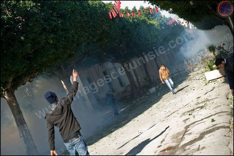 26 janvierÊsur la place de la Kasbah la Caravane de la libration maintient sa prsence et affronte pour la premire fois ce matin les forces de police gaz lacrymo et coups de matraques. L'arme laisse la police tenter d'investir la place pour semble t il dgager les manifestants.