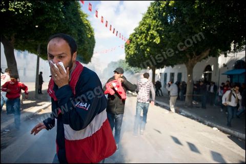 26 janvierÊsur la place de la Kasbah la Caravane de la libration maintient sa prsence et affronte pour la premire fois ce matin les forces de police gaz lacrymo et coups de matraques. L'arme laisse la police tenter d'investir la place pour semble t il dgager les manifestants.
