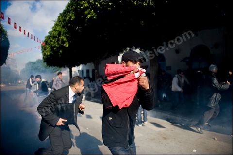 26 janvierÊsur la place de la Kasbah la Caravane de la libration maintient sa prsence et affronte pour la premire fois ce matin les forces de police gaz lacrymo et coups de matraques. L'arme laisse la police tenter d'investir la place pour semble t il dgager les manifestants.