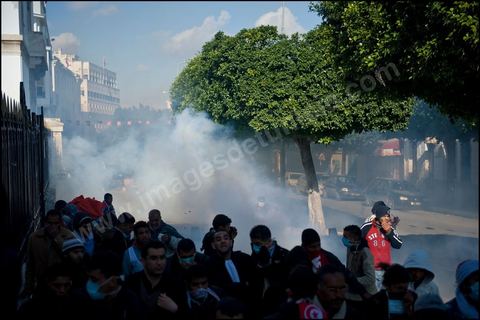 26 janvierÊsur la place de la Kasbah la Caravane de la libration maintient sa prsence et affronte pour la premire fois ce matin les forces de police gaz lacrymo et coups de matraques. L'arme laisse la police tenter d'investir la place pour semble t il dgager les manifestants.