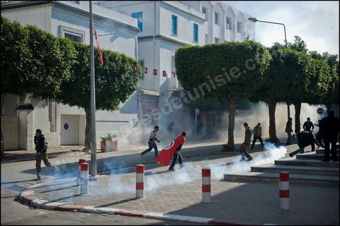 26 janvierÊsur la place de la Kasbah la Caravane de la libration maintient sa prsence et affronte pour la premire fois ce matin les forces de police gaz lacrymo et coups de matraques. L'arme laisse la police tenter d'investir la place pour semble t il dgager les manifestants.