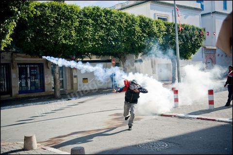 26 janvierÊsur la place de la Kasbah la Caravane de la libration maintient sa prsence et affronte pour la premire fois ce matin les forces de police gaz lacrymo et coups de matraques. L'arme laisse la police tenter d'investir la place pour semble t il dgager les manifestants.