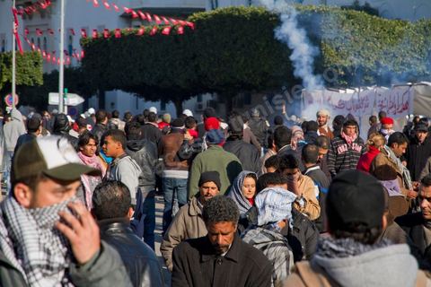 26 janvier sur la place de la Kasbah la Caravane de la libération maintient sa présence et affronte pour la première fois ce matin les forces de police gaz lacrymo et coups de matraques. L'armée laisse la police tenter d'investir la place pour semble t il dégager les manifestants.