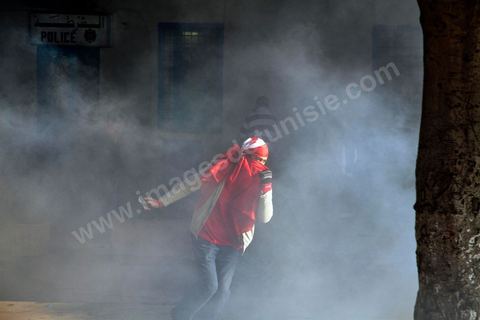 26 janvier sur la place de la Kasbah la Caravane de la libération maintient sa présence et affronte pour la première fois ce matin les forces de police gaz lacrymo et coups de matraques. L'armée laisse la police tenter d'investir la place pour semble t il dégager les manifestants.
