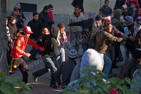 26 janvier sur la place de la Kasbah la Caravane de la libération maintient sa présence et affronte pour la première fois ce matin les forces de police gaz lacrymo et coups de matraques. L'armée laisse la police tenter d'investir la place pour semble t il dégager les manifestants.