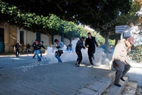 26 janvier sur la place de la Kasbah la Caravane de la libération maintient sa présence et affronte pour la première fois ce matin les forces de police gaz lacrymo et coups de matraques. L'armée laisse la police tenter d'investir la place pour semble t il dégager les manifestants.