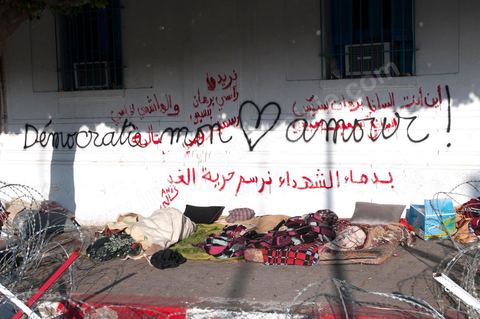 26 janvier sur la place de la Kasbah la Caravane de la libération maintient sa présence. L'installation des habitants du sud ouest devant les portes du gouvernement est de plus ne plus soutenue par les avocats qui les protégent des manipulations diverses, des médecins qui les soignent et de la jeunesse qui découvrent la démocratie. Elle affrontera aussi pour la première fois ce matin les forces de police gaz lacrymo et coups de matraques. 