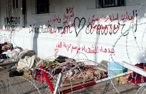 26 janvier sur la place de la Kasbah la Caravane de la libération maintient sa présence. L'installation des habitants du sud ouest devant les portes du gouvernement est de plus ne plus soutenue par les avocats qui les protégent des manipulations diverses, des médecins qui les soignent et de la jeunesse qui découvrent la démocratie. Elle affrontera aussi pour la première fois ce matin les forces de police gaz lacrymo et coups de matraques. 