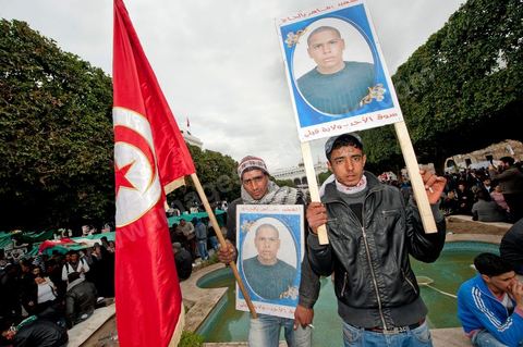 26 janvier sur la place de la Kasbah la Caravane de la libération maintient sa présence. L'installation des habitants du sud ouest devant les portes du gouvernement est de plus ne plus soutenue par les avocats qui les protégent des manipulations diverses, des médecins qui les soignent et de la jeunesse qui découvrent la démocratie. Elle affrontera aussi pour la première fois ce matin les forces de police gaz lacrymo et coups de matraques. 