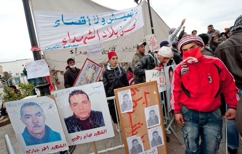 26 janvier sur la place de la Kasbah la Caravane de la libération maintient sa présence. L'installation des habitants du sud ouest devant les portes du gouvernement est de plus ne plus soutenue par les avocats qui les protégent des manipulations diverses, des médecins qui les soignent et de la jeunesse qui découvrent la démocratie. Elle affrontera aussi pour la première fois ce matin les forces de police gaz lacrymo et coups de matraques. 