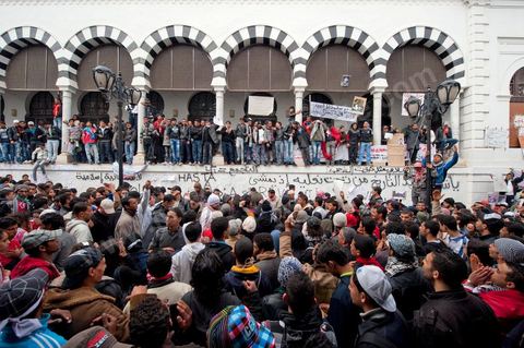 26 janvier sur la place de la Kasbah la Caravane de la libération maintient sa présence. L'installation des habitants du sud ouest devant les portes du gouvernement est de plus ne plus soutenue par les avocats qui les protégent des manipulations diverses, des médecins qui les soignent et de la jeunesse qui découvrent la démocratie. Elle affrontera aussi pour la première fois ce matin les forces de police gaz lacrymo et coups de matraques. 