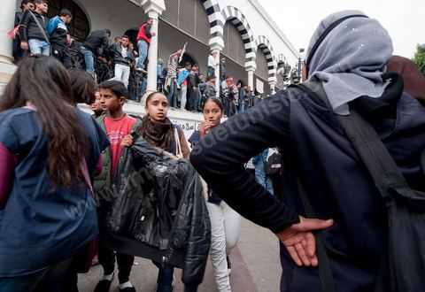26 janvier sur la place de la Kasbah la Caravane de la libération maintient sa présence. L'installation des habitants du sud ouest devant les portes du gouvernement est de plus ne plus soutenue par les avocats qui les protégent des manipulations diverses, des médecins qui les soignent et de la jeunesse qui découvrent la démocratie. Elle affrontera aussi pour la première fois ce matin les forces de police gaz lacrymo et coups de matraques. 
