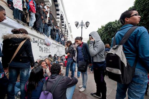 26 janvier sur la place de la Kasbah la Caravane de la libération maintient sa présence. L'installation des habitants du sud ouest devant les portes du gouvernement est de plus ne plus soutenue par les avocats qui les protégent des manipulations diverses, des médecins qui les soignent et de la jeunesse qui découvrent la démocratie. Elle affrontera aussi pour la première fois ce matin les forces de police gaz lacrymo et coups de matraques. 