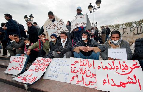 26 janvier sur la place de la Kasbah la Caravane de la libération maintient sa présence. L'installation des habitants du sud ouest devant les portes du gouvernement est de plus ne plus soutenue par les avocats qui les protégent des manipulations diverses, des médecins qui les soignent et de la jeunesse qui découvrent la démocratie. Elle affrontera aussi pour la première fois ce matin les forces de police gaz lacrymo et coups de matraques. 