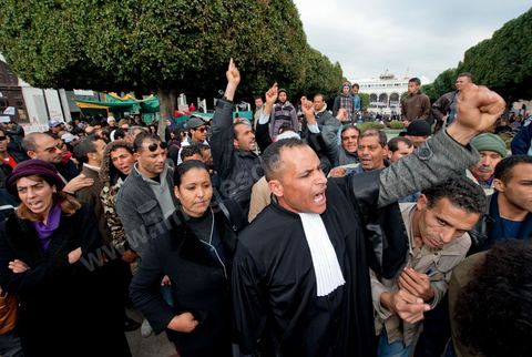 26 janvier sur la place de la Kasbah la Caravane de la libération maintient sa présence. L'installation des habitants du sud ouest devant les portes du gouvernement est de plus ne plus soutenue par les avocats qui les protégent des manipulations diverses, des médecins qui les soignent et de la jeunesse qui découvrent la démocratie. Elle affrontera aussi pour la première fois ce matin les forces de police gaz lacrymo et coups de matraques. 