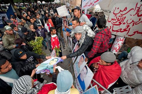 26 janvier sur la place de la Kasbah la Caravane de la libération maintient sa présence. L'installation des habitants du sud ouest devant les portes du gouvernement est de plus ne plus soutenue par les avocats qui les protégent des manipulations diverses, des médecins qui les soignent et de la jeunesse qui découvrent la démocratie. Elle affrontera aussi pour la première fois ce matin les forces de police gaz lacrymo et coups de matraques. 