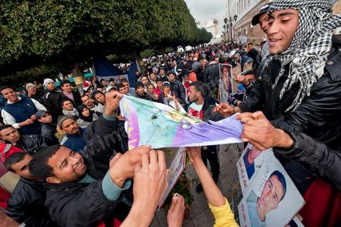 26 janvier sur la place de la Kasbah la Caravane de la libération maintient sa présence. L'installation des habitants du sud ouest devant les portes du gouvernement est de plus ne plus soutenue par les avocats qui les protégent des manipulations diverses, des médecins qui les soignent et de la jeunesse qui découvrent la démocratie. Elle affrontera aussi pour la première fois ce matin les forces de police gaz lacrymo et coups de matraques. 