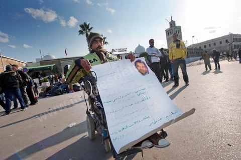 26 janvier sur la place de la Kasbah la Caravane de la libération maintient sa présence. L'installation des habitants du sud ouest devant les portes du gouvernement est de plus ne plus soutenue par les avocats qui les protégent des manipulations diverses, des médecins qui les soignent et de la jeunesse qui découvrent la démocratie. Elle affrontera aussi pour la première fois ce matin les forces de police gaz lacrymo et coups de matraques. 