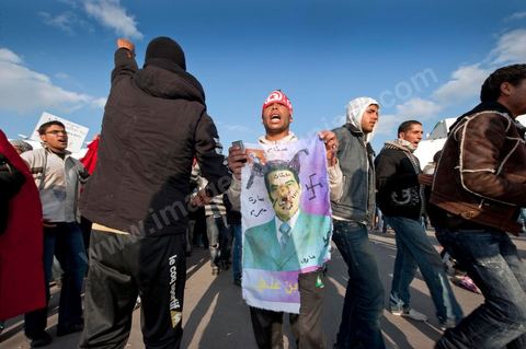 26 janvier sur la place de la Kasbah la Caravane de la libération maintient sa présence. L'installation des habitants du sud ouest devant les portes du gouvernement est de plus ne plus soutenue par les avocats qui les protégent des manipulations diverses, des médecins qui les soignent et de la jeunesse qui découvrent la démocratie. Elle affrontera aussi pour la première fois ce matin les forces de police gaz lacrymo et coups de matraques. 