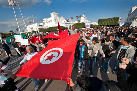 26 janvier sur la place de la Kasbah la Caravane de la libération maintient sa présence. L'installation des habitants du sud ouest devant les portes du gouvernement est de plus ne plus soutenue par les avocats qui les protégent des manipulations diverses, des médecins qui les soignent et de la jeunesse qui découvrent la démocratie. Elle affrontera aussi pour la première fois ce matin les forces de police gaz lacrymo et coups de matraques. 