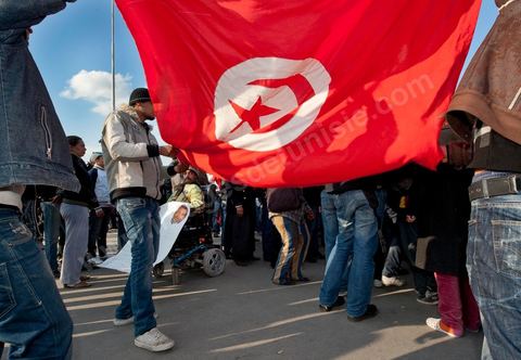 26 janvier sur la place de la Kasbah la Caravane de la libération maintient sa présence. L'installation des habitants du sud ouest devant les portes du gouvernement est de plus ne plus soutenue par les avocats qui les protégent des manipulations diverses, des médecins qui les soignent et de la jeunesse qui découvrent la démocratie. Elle affrontera aussi pour la première fois ce matin les forces de police gaz lacrymo et coups de matraques. 