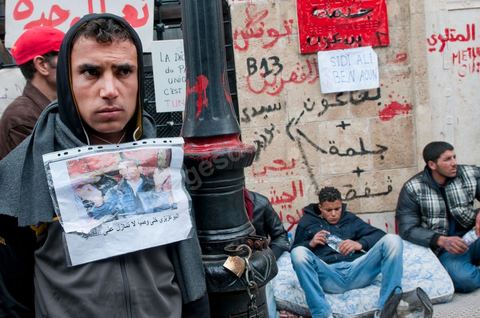 26 janvier sur la place de la Kasbah la Caravane de la libération maintient sa présence. L'installation des habitants du sud ouest devant les portes du gouvernement est de plus ne plus soutenue par les avocats qui les protégent des manipulations diverses, des médecins qui les soignent et de la jeunesse qui découvrent la démocratie. Elle affrontera aussi pour la première fois ce matin les forces de police gaz lacrymo et coups de matraques. 
