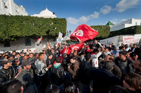 26 janvier sur la place de la Kasbah la Caravane de la libération maintient sa présence. L'installation des habitants du sud ouest devant les portes du gouvernement est de plus ne plus soutenue par les avocats qui les protégent des manipulations diverses, des médecins qui les soignent et de la jeunesse qui découvrent la démocratie. Elle affrontera aussi pour la première fois ce matin les forces de police gaz lacrymo et coups de matraques. 