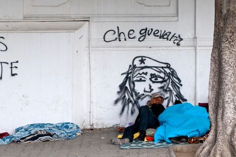 26 janvier sur la place de la Kasbah la Caravane de la libération maintient sa présence. L'installation des habitants du sud ouest devant les portes du gouvernement est de plus ne plus soutenue par les avocats qui les protégent des manipulations diverses, des médecins qui les soignent et de la jeunesse qui découvrent la démocratie. Elle affrontera aussi pour la première fois ce matin les forces de police gaz lacrymo et coups de matraques. 
