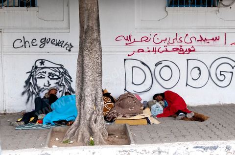 26 janvier sur la place de la Kasbah la Caravane de la libération maintient sa présence. L'installation des habitants du sud ouest devant les portes du gouvernement est de plus ne plus soutenue par les avocats qui les protégent des manipulations diverses, des médecins qui les soignent et de la jeunesse qui découvrent la démocratie. Elle affrontera aussi pour la première fois ce matin les forces de police gaz lacrymo et coups de matraques. 