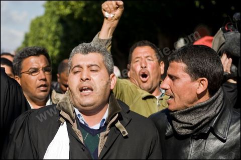 26 janvierÊsur la place de la Kasbah la Caravane de la libration maintient sa prsence. L'installation des habitants du sud ouest devant les portes du gouvernement est de plus ne plus soutenue par les avocats qui les protgent des manipulations diverses, des mdecins qui les soignent et de la jeunesse qui dcouvrent la dmocratie. Elle affrontera aussi pour la premire fois ce matin les forces de police gaz lacrymo et coups de matraques. 