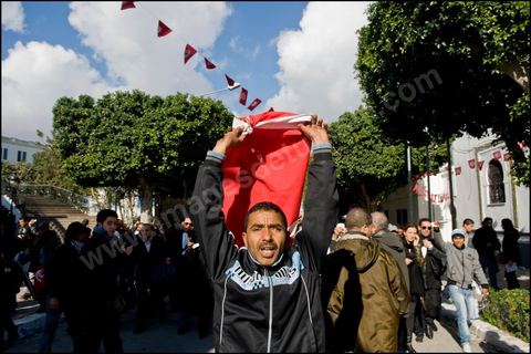 26 janvierÊsur la place de la Kasbah la Caravane de la libration maintient sa prsence. L'installation des habitants du sud ouest devant les portes du gouvernement est de plus ne plus soutenue par les avocats qui les protgent des manipulations diverses, des mdecins qui les soignent et de la jeunesse qui dcouvrent la dmocratie. Elle affrontera aussi pour la premire fois ce matin les forces de police gaz lacrymo et coups de matraques. 