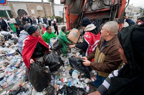 27 janvier : au matin les manifestants donnent leur aide pour le ramssage des poubelles au 5ème jour de la Caravane de la Libération, les habitants du sud ouest bravent le froid de la nuit et la pluie pour une seule revendication celle la démission du gouvernement.
