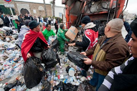 27 janvier : au matin les manifestants donnent leur aide pour le ramssage des poubelles au 5ème jour de la Caravane de la Libération, les habitants du sud ouest bravent le froid de la nuit et la pluie pour une seule revendication celle la démission du gouvernement.
