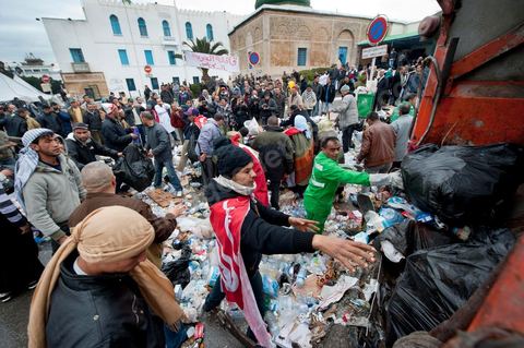 27 janvier : au matin les manifestants donnent leur aide pour le ramssage des poubelles au 5ème jour de la Caravane de la Libération, les habitants du sud ouest bravent le froid de la nuit et la pluie pour une seule revendication celle la démission du gouvernement.