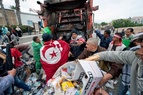 27 janvier : au matin les manifestants donnent leur aide pour le ramssage des poubelles au 5ème jour de la Caravane de la Libération, les habitants du sud ouest bravent le froid de la nuit et la pluie pour une seule revendication celle la démission du gouvernement.