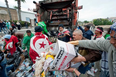 27 janvier : au matin les manifestants donnent leur aide pour le ramssage des poubelles au 5ème jour de la Caravane de la Libération, les habitants du sud ouest bravent le froid de la nuit et la pluie pour une seule revendication celle la démission du gouvernement.