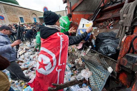 27 janvier : au matin les manifestants donnent leur aide pour le ramssage des poubelles au 5ème jour de la Caravane de la Libération, les habitants du sud ouest bravent le froid de la nuit et la pluie pour une seule revendication celle la démission du gouvernement.