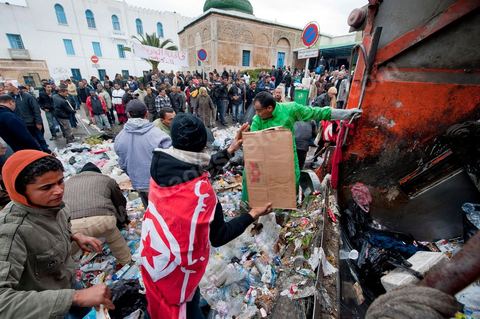 27 janvier : au matin les manifestants donnent leur aide pour le ramssage des poubelles au 5ème jour de la Caravane de la Libération, les habitants du sud ouest bravent le froid de la nuit et la pluie pour une seule revendication celle la démission du gouvernement.