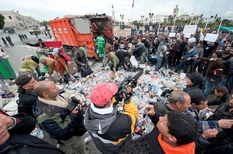 27 janvier : au matin les manifestants donnent leur aide pour le ramssage des poubelles au 5ème jour de la Caravane de la Libération, les habitants du sud ouest bravent le froid de la nuit et la pluie pour une seule revendication celle la démission du gouvernement.