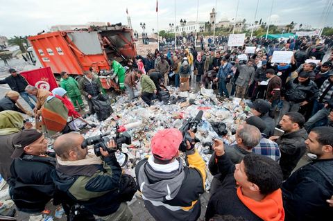 27 janvier : au matin les manifestants donnent leur aide pour le ramssage des poubelles au 5ème jour de la Caravane de la Libération, les habitants du sud ouest bravent le froid de la nuit et la pluie pour une seule revendication celle la démission du gouvernement.