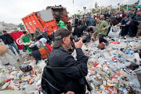 27 janvier : au matin les manifestants donnent leur aide pour le ramssage des poubelles au 5ème jour de la Caravane de la Libération, les habitants du sud ouest bravent le froid de la nuit et la pluie pour une seule revendication celle la démission du gouvernement.