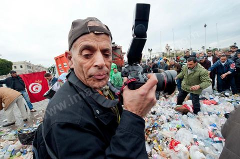 27 janvier : au matin les manifestants donnent leur aide pour le ramssage des poubelles au 5ème jour de la Caravane de la Libération, les habitants du sud ouest bravent le froid de la nuit et la pluie pour une seule revendication celle la démission du gouvernement.