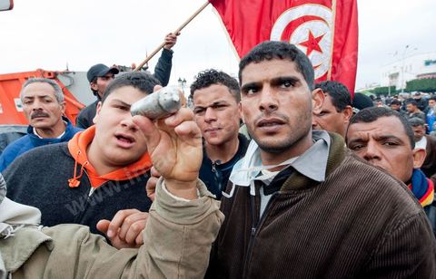 27 janvier : au matin les manifestants donnent leur aide pour le ramssage des poubelles au 5ème jour de la Caravane de la Libération, les habitants du sud ouest bravent le froid de la nuit et la pluie pour une seule revendication celle la démission du gouvernement.