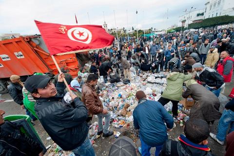 27 janvier : au matin les manifestants donnent leur aide pour le ramssage des poubelles au 5ème jour de la Caravane de la Libération, les habitants du sud ouest bravent le froid de la nuit et la pluie pour une seule revendication celle la démission du gouvernement.